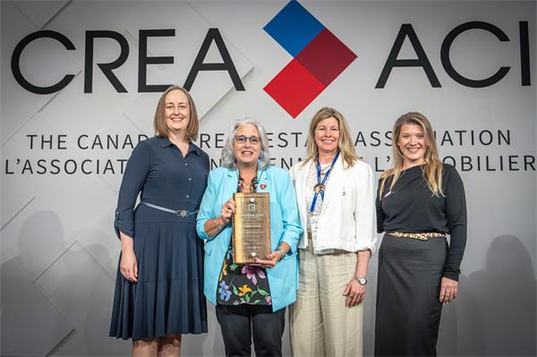 From L-R: Kim Mantle, AE Committee Chair, Wendy Giroux, AEN Award Recipient, Sharon von Schoenberg, Associate Director, Industry Engagement, CREA and Shannon Ketelaars, Executive Director, Ontario REALTORS® Care Foundation